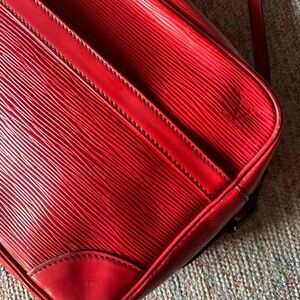 💋🌹🥀$399 Louis Vuitton's Epi leather Crossbody/shoulder bag